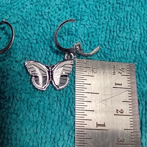 Silvertone grey white pierced wire dangle earrings - Picture 2 of 3